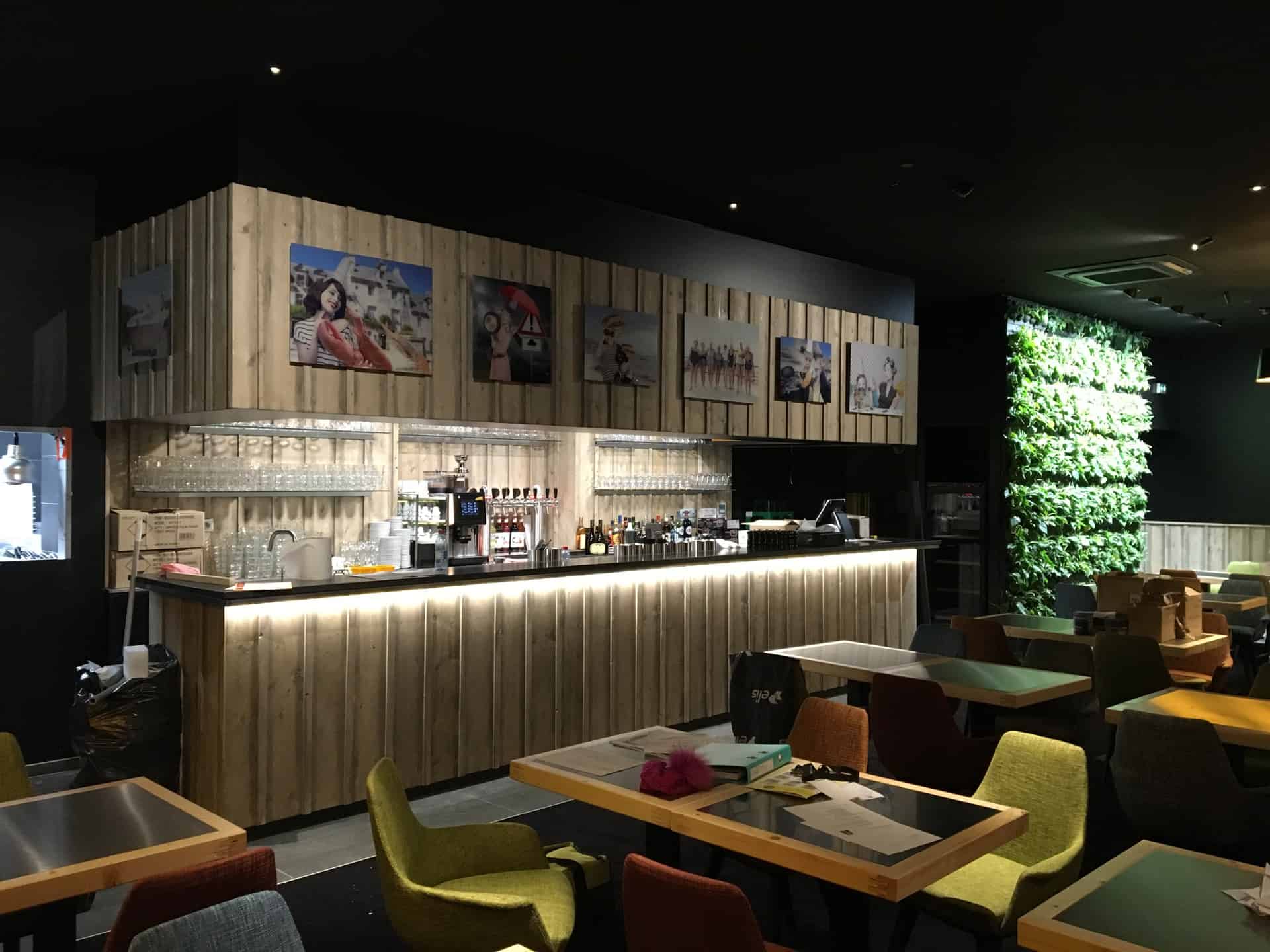 Agencement de restaurant et bar. Décoration et mur végétalisé Luxembourg